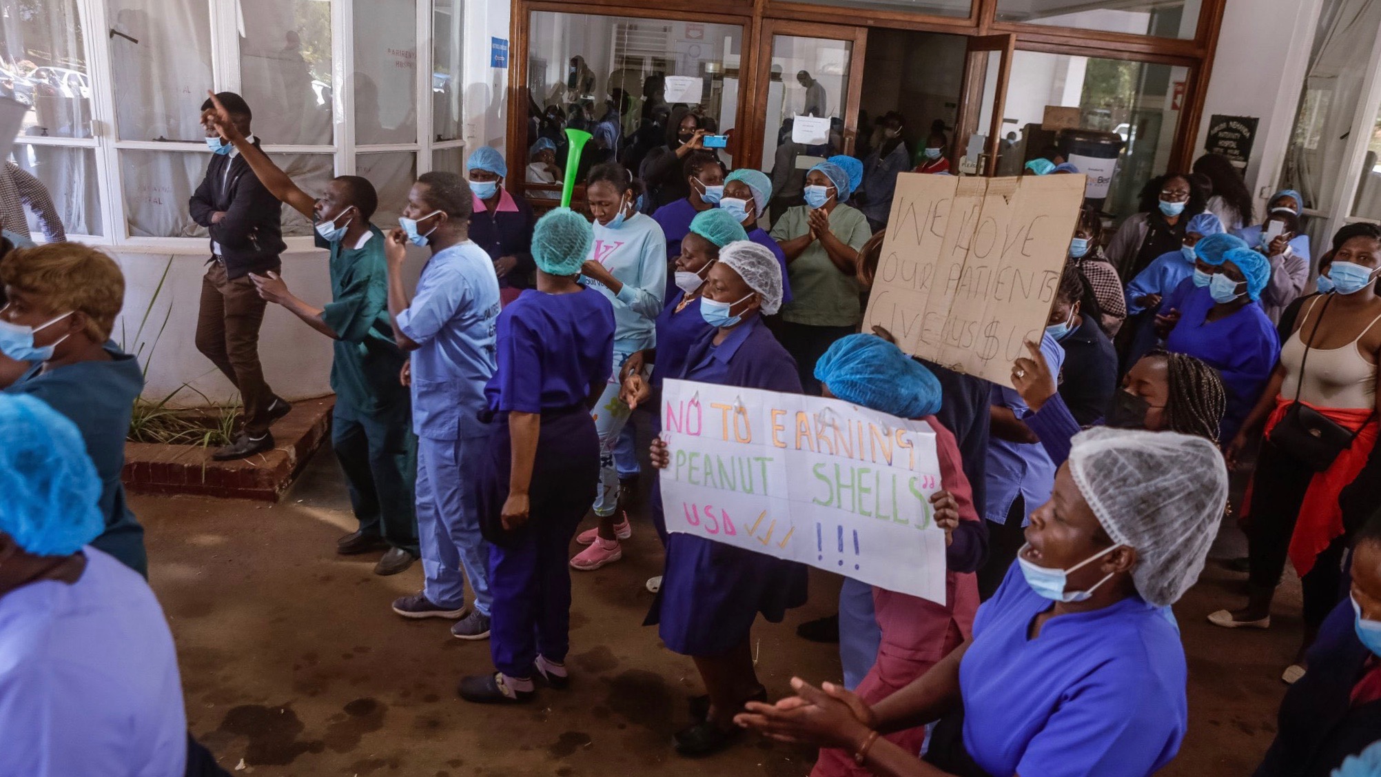 Zimbabwe-health-workers.jpg